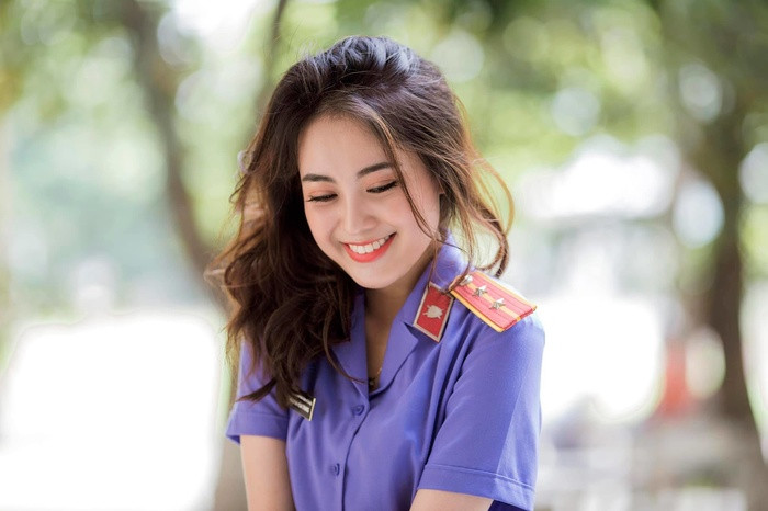 Cô từng tốt nghiệp loại giỏi, nhận giấy khen đạt thành tích xuất sắc trong học tập, từng đảm nhận chức phó chủ nhiệm câu lạc bộ Kiểm sát trẻ.