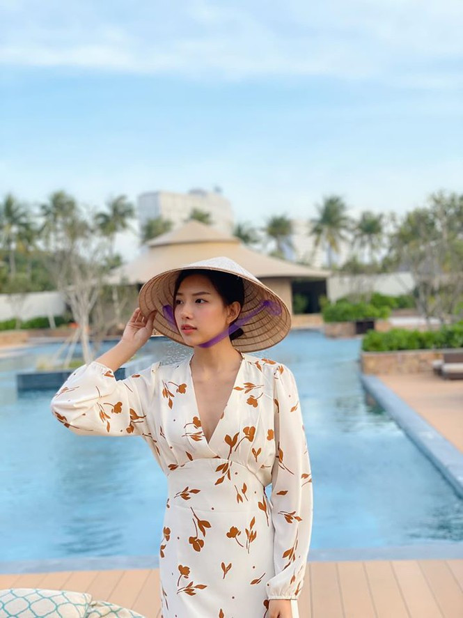 Bạn gái Phan Mạnh Quỳnh tên đầy đủ là Huỳnh Khánh Vy. Ngày 19/9 vừa qua là sinh nhật thứ 25 của cô. Vào ngày này, nhạc sĩ “Có chàng trai viết lên cây” có đăng ảnh chúc mừng bạn gái trên trang cá nhân.