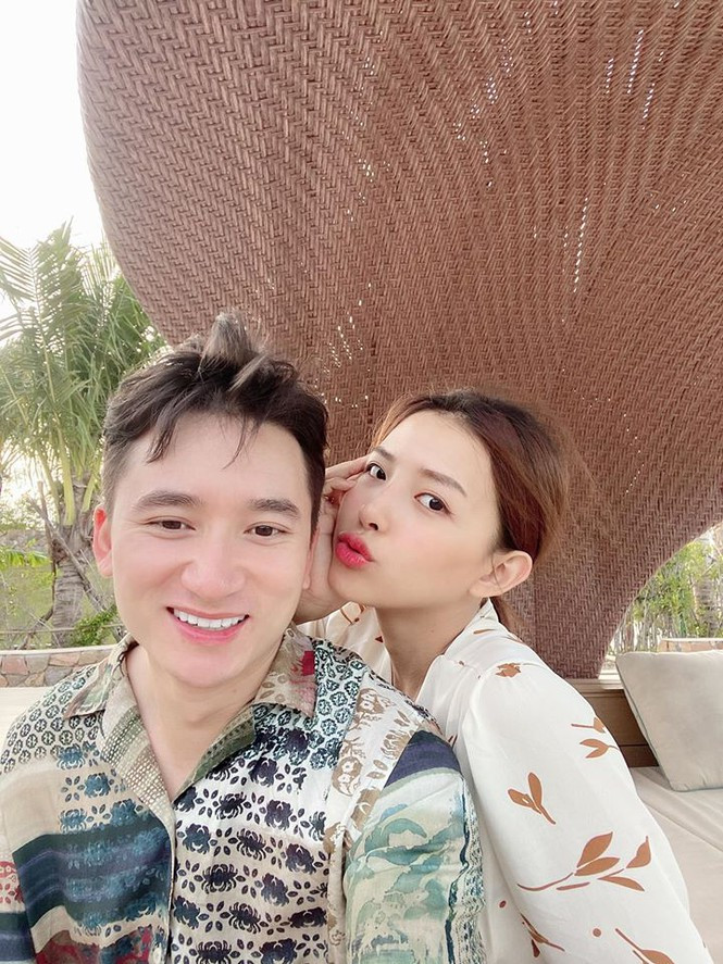 Phan Mạnh Quỳnh công khai hẹn hò Khánh Vy vào năm 2015. Trên trang cá nhân, cặp đôi thường xuyên chia sẻ ảnh hẹn hò, đi du lịch và dành cho nhau những lời ngọt ngào khiến nhiều người ngưỡng mộ.