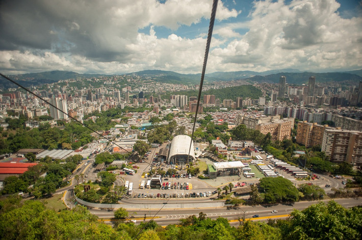 Caracas, Venezuela: Thành phố nguy hiểm thứ 2 thế giới thuộc về Caracas, Venezuela. Nạn móc túi và giật đồ diễn ra hàng ngày ở Caracas. Bất ổn kinh tế đóng vai trò quan trọng đằng sau sự gia tăng của tỷ lệ giết người. Các khu ổ chuột là nơi xảy ra nhiều hành vi phạm tội. Tỷ lệ giết người ở đây là 111,19/100.000 (tức cứ 100.000 người, có khoảng 112 nạn nhân bị giết).