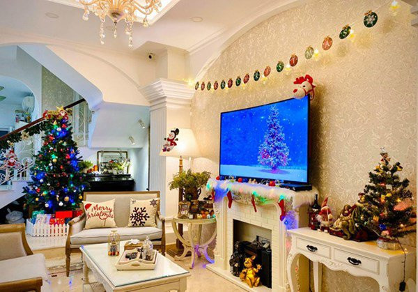 Cựu người mẫu Thúy Hạnh cho biết từ tháng 11, cô chi khoảng 10 triệu đồng để trang hoàng đón Giáng sinh cho nhà ở TP HCM..
