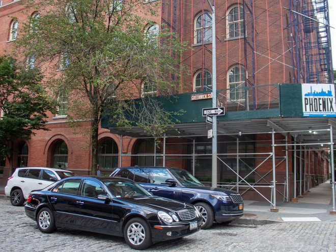 Tòa nhà chung cư cao cấp 443 Greenwich ở khu Tribeca là lựa chọn ưa thích của những ngôi sao như Meg Ryan, Justin Timberlake hay Harry Styles vì nó được xem như là nơi chốn hoàn hảo để né tránh các paparazzi. Tiện nghi đặc biệt nhất ở đây là mỗi căn hộ đều được trang bị một lối đi thang máy riêng. Ảnh: Business Insider.