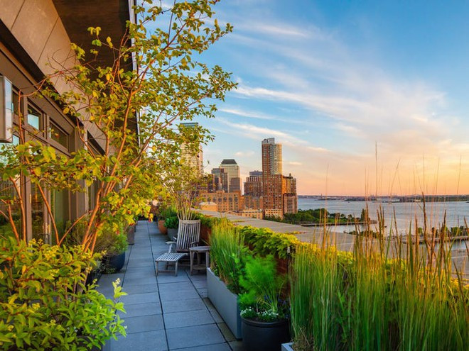 Minh tinh điện ảnh Meryl Streep sở hữu một căn penthouse tại quận Manhattan trong 13 năm. Hiện bà đang rao bán căn hộ này với giá hơn 18 triệu USD. Căn penthouse rộng hơn 370 m2, được trang bị một ban công rộng rãi để ngắm cảnh sắc thành phố sống động. Ảnh: Sotheby.
