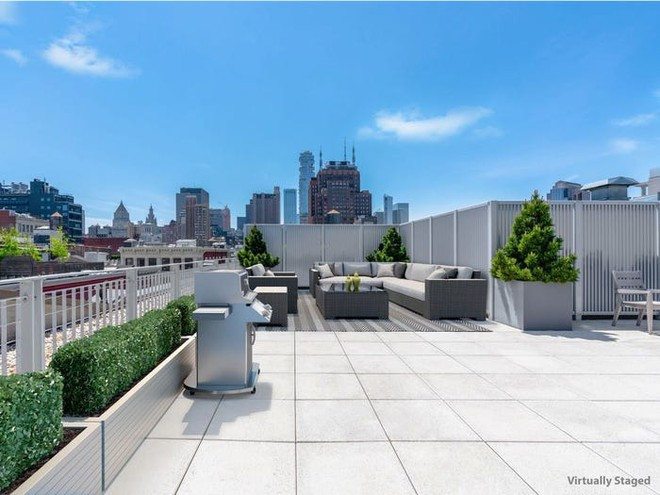 Nam ca sĩ Zayn Malik đang rao bán căn penthouse ở khu Soho với giá xấp xỉ 11 triệu USD. Căn hộ được đi kèm với một không gian sống bên ngoài rộng rãi để gia chủ thoải mái thư giãn và ngắm cảnh. Ảnh: Virtually Staged.
