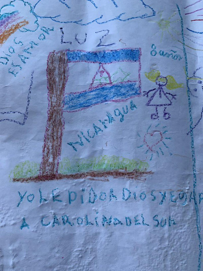 Một bé gái 8 tuổi viết "Yo le pido a Dios que llegamos a Carolina del Sur", nghĩa là "Cầu xin Chúa cho con đến Nam Carolina". Cô bé đang sống trong một khu lều trại ở Matamoros, bên kia biên giới Brownsville, Texas. "Đây là sang chấn tâm lý không dễ phục hồi, cô Arriaga nói. "Những gì các em đang phải trải qua và chịu đựng sẽ còn tác động đến cảm xúc trong một thời gian dài". Ảnh: Time.