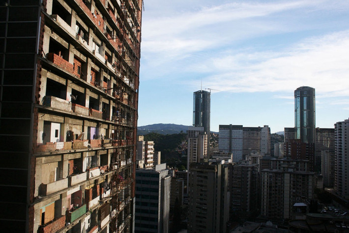 3. Torre David Tòa nhà 45 tầng (cao 190m) tại Thủ đô Caracas của Venezuela bắt đầu được xây dựng vào năm 1990 và dừng thi công do khủng hoảng tài chính tại nước này cùng cái chết của chủ đầu tư J. David Brillembourg. Công trình từng là nơi cư trú của khoảng 3.000 người vô gia cư, tạo thành "khu ổ chuột cao nhất thế giới". Tuy nhiên, tất cả bị đuổi khỏi đây vào năm 2014. (Ảnh: Medium)