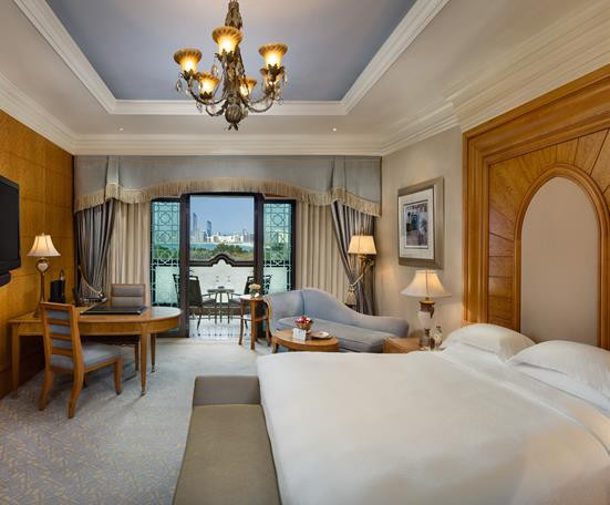 Khách sạn dát vàng này có tới 48 phòng cao cấp rộng hơn 2.200 m2, giá khoảng 15.000 USD một đêm dành cho giới thượng lưu. (Ảnh: Emirates Palace)