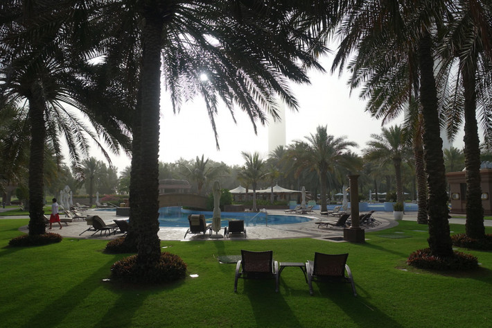 Emirates Palace có bãi biển riêng dài trên 1,3 km và một công viên 1.000 ha, với 8.000 cây xanh được trồng lại 2 năm một lần. (Ảnh: Emirates Palace)