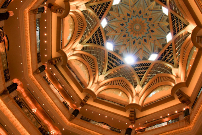 Được mệnh danh là khách sạn7 sao thứ hai trên thế giới, Emirates Palace có tổng mức đầu tư tới 3 tỷ USD. (Ảnh: Raventhorne / Pixabay)