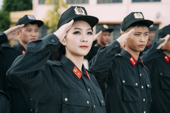 Chia sẻ về quyết định thi vào ĐH Phòng cháy Chữa cháy, Ngọc Anh nói: "Thực ra, mình không phải người có cá tính mạnh lắm. Tuy nhiên, mình lựa chọn công việc này vì muốn được cống hiến cho nhân dân, cho đất nước". Hiện cô công tác tại Đội Quản lý hành chính về trật tự xã hội và là thành viên đội bắn súng của Công an huyện Trà Lĩnh, Cao Bằng.
