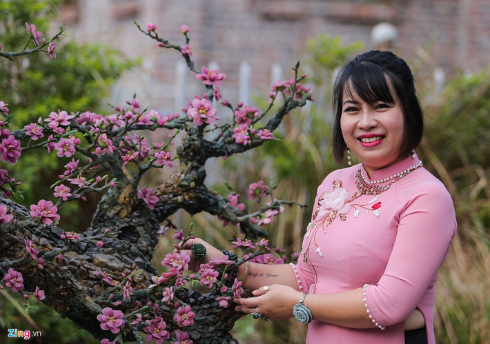 Chị Diệu Hương, anh Đoàn Quyết Thắng (Tây Hồ, Hà Nội) cùng một số thành viên trong đoàn nghệ thuật đã tạo nên một cây đào từ đá quý. Chị từng là giáo viên môn mỹ thuật hơn 10 năm nên tự tạo ra bản vẽ cho các sản phẩm.