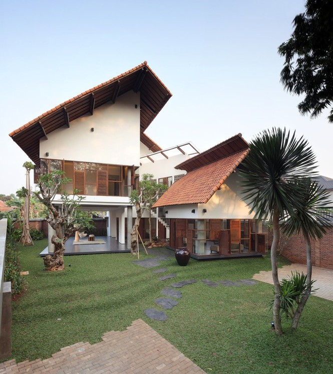 Công trình được xây dựng trên diện tích 300 m2 với nhiều cây xanh. Ngói lợp đất nung không có lớp tráng men được sử dụng để thích ứng với môi trường, bởi vì nó cân bằng nhiệt trong thời gian rất ngắn nhờ khe mở của vật liệu. Mái đất sét tráng men này có thể phân tán nhiệt vào nhà ít hơn 70%.