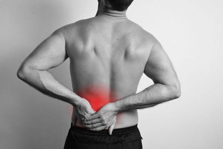 Đau thần kinh hông: Người bị thoát vị đĩa đệm có thể gặp phải cơn đau thần kinh hông chạy dài từ lưng dưới hoặc mông xuống một hoặc cả hai cẳng chân, rồi chạy xuống đến bắp chân hoặc bàn chân.