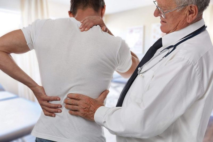 Chuột rút: Đĩa đệm bị thoát vị sẽ giảm khả năng cung cấp lớp đệm mềm giữa các đốt sống, và các đốt sống sẽ dần bị lệch. Điều này ảnh hưởng đến các xương lân cận và có thể gây đau thần kinh hoặc chuột rút cơ. Thoát vị đĩa đệm thường đi kèm với viêm xương khớp.