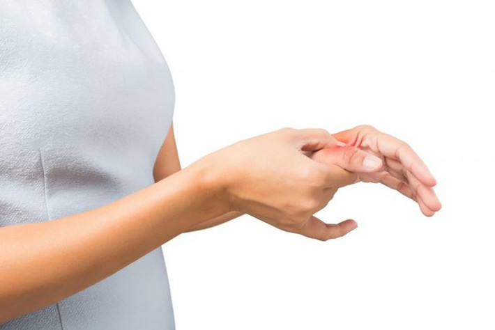 Tê hoặc nhói các chi: Các đĩa đệm thoát vị ảnh hưởng đến các dây thần kinh cổ sẽ tạo áp lực lên tủy sống, gây cảm giác nhói, đau hoặc tê ở cánh tay hoặc bàn tay. Người bị đau thần kinh hông có thể bị tê ở cẳng chân.