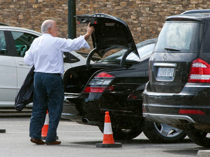 Phương tiện đi lại mà vị tỷ phú hay sử dụng được cho là một chiếc Audi A8 sang trọng. Ảnh: Getty.