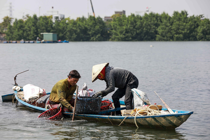 Trong ảnh là vợ chồng anh Trần Xuân Chương (quê ở huyện Đại Lộc, Quảng Nam). Anh chị tới Đà Nẵng từ tháng 2, thuê nhà trọ ở qua đêm để theo đuổi công việc này mưu sinh.