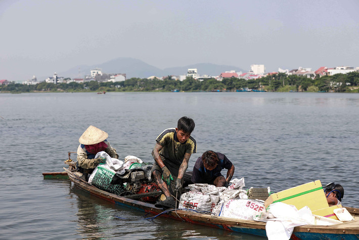 Ngư dân thường dùng một chiếc ghe nhỏ để ra giữa sông bắt vẹm. Chiếc ghe này có 4 thành viên, đều là người dân tộc Cơ Tu. Bình quân mỗi hộ dân kiếm được 10 bao vẹm/ngày (mỗi bao 50 kg), thu nhập từ 1-2 triệu đồng/người.