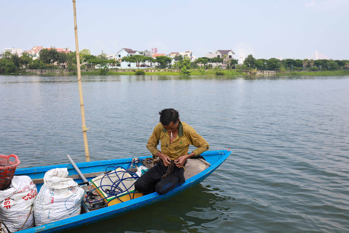 Đây là nơi có nhiều vẹm đen nhất ở dòng sông này nên thu hút đông người đổ về đánh bắt. Trước khi lặn, người thợ đeo một sợi dây xích to để dễ chìm xuống độ sâu.