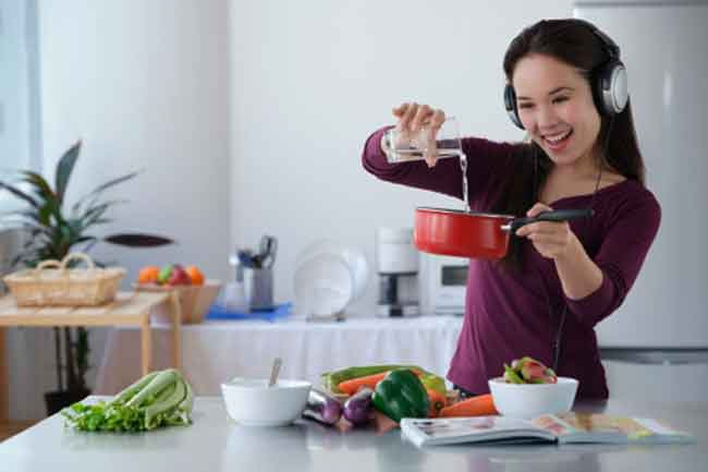 Thêm nước: Uống nhiều nước giúp giảm tích trữ mỡ trong cơ thể. Hãy thêm nước vào thức ăn trong khi nấu để hỗ trợ chức năng thận và gan, đồng thời uống thật nhiều nước.