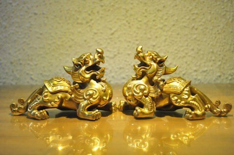 1.3. Tỳ Hưu: Tỳ hưu không chỉ mang tiền bạc vào nhà mà còn giúp công danh tấn tới và sự bình an lâu dài. Tỳ hưu là linh vật không có hậu môn, người xưa quan niệm đó là "có vào mà không có ra" cũng như tiền bạc, danh vọng chỉ thêm không bớt.