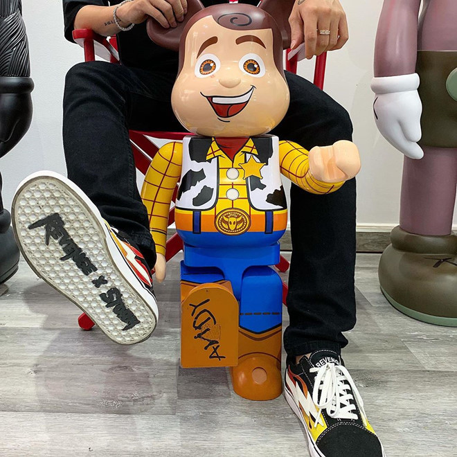 Ngoài thú chơi đồ hiệu, Tâm Nguyễn còn có sở thích sưu tập búp bê bearbrick có giá dao động từ vài triệu đến vài chục triệu. Với những bearbrick có hình dạng độc đáo, phiên bản giới hạn, giá trị có thể đẩy lên gấp nhiều lần.