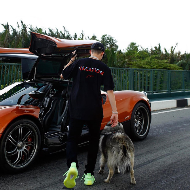 Với những hình ảnh công khai trên mạng xã hội, Tâm Nguyễn được đánh giá là rich kid có cuộc sống sang chảnh không kém vợ mới cưới. Anh thường xuất hiện với những bộ trang phục đắt đỏ từ các thương hiệu nổi tiếng như Burberry, Thom Browne, Gucci và có bộ sưu tập giày Balenciaga hay Givenchy.
