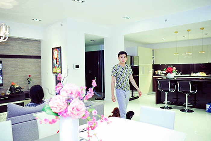 Ngoài quần áo, Dương Triệu Vũ còn sở hữu rất nhiều giày bao gồm đủ loại vừa là giày đi diễn, vừa đi chơi hàng. Dù sống độc thân nhưng nam ca sĩ luôn để nhà cửa của mình rất gọn gàng, sạch sẽ. Ngay đến cả phòng tắm Triệu Vũ cũng rất cầu kì trong cách trang trí vô cùng đẹp mắt để anh có thể thả mình thư giãn sau những giờ làm việc mệt mỏi.