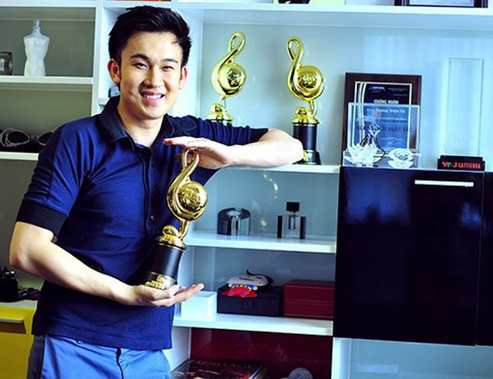 Đó là kỷ niệm chương, cúp vàng những giải thưởng mà anh đã gặt hái được trong cuộc đời mình.