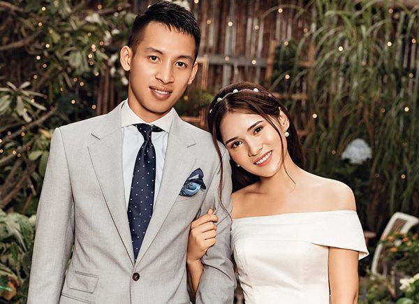 Hùng Dũng Đỗ Hùng Dũng là một trong những cầu thủ đã lập gia đình của đội tuyển U22 Việt Nam tham dự SEA Games 30. Vợ của tiền vệ CLB Hà Nội là Triệu Mộc Trinh. Cả hai lên xe hoa vào đầu tháng 5 vừa qua sau khoảng thời gian dài hẹn hò. Cách đây hơn 1 tháng, đôi trẻ cũng đón thêm thành viên nhí là con trai đầu lòng Titi.