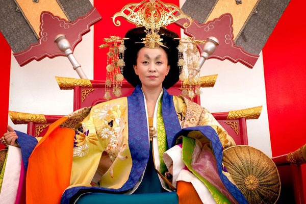 Cũng trong phim điện ảnh Địch Nhân Kiệt, tạo hình Võ Tắc Thiên của Lưu Gia Linh bị phê phán là xuyên tạc lịch sử. Một số tờ báo Trung Quốc chỉ trích hình ảnh trong phim của bà xã Lương Triều Vỹ mang phong cách Nhật Bản.