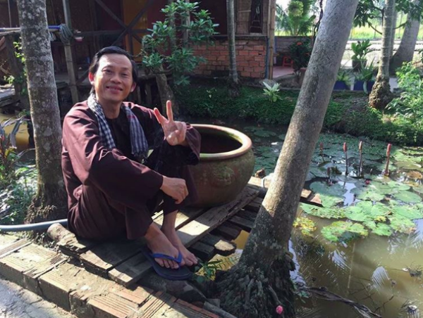 Anh luôn xuất hiện với bộ quần áo bà ba quen thuộc, cứ bình dân, giản dị như một người nông dân chăm chỉ. Gần đây, nghệ sĩ Hoài Linh gần như vắng mặt trong các gameshow thực tế. Anh tập trung lui về chăm sóc khu nhà thờ tổ và vui vẻ với cuộc sống điền viên.
