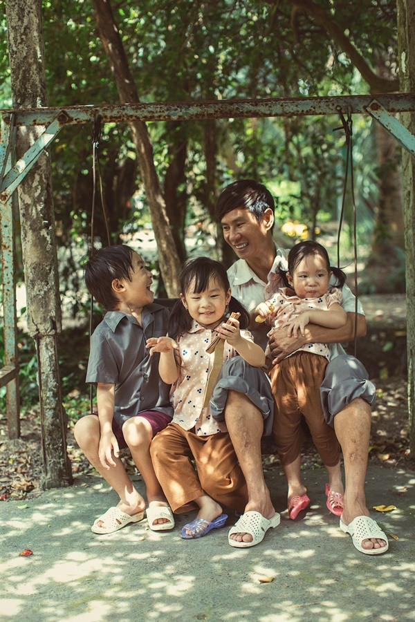 Lý Hải từng chia sẻ, nhà lầu xe hơi với anh không quá quan trọng. Nếu kẹt xe anh vẫn có thể bắt xe ôm đi làm như thường.