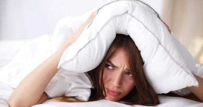 Cáu bẳn và cô lập: Những người trầm cảm thường khó cư xử lịch sự nơi công cộng. Họ trở nên cáu bẳn và nóng tính, dẫn đến khó hòa nhập với cộng đồng. Sự tự cô lập bản thân có thể khiến bệnh trầm trọng hơn.