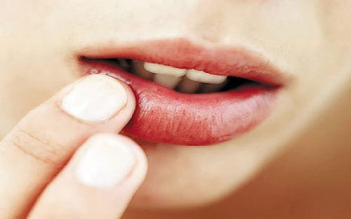Không dưỡng môi: Giữ ẩm cho đôi môi của bạn suốt cả ngày với vaseline hoặc sáp ong để có làn môi căng mọng, nhất là trong những ngày thời tiết mùa đông và khô lạnh.