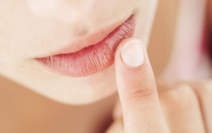 Mất nước: Môi không chứa các tuyến tạo dầu như da của bạn, vì vậy môi có thể bị khô và trở nên nứt nẻ rất dễ dàng. Nếu bạn không uống đủ nước trong ngày, đôi môi của bạn sẽ trở nên khô và bong tróc.