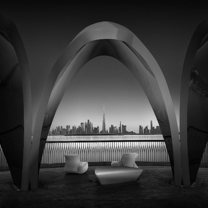 Cảnh sắc đô thị Dubai được chụp qua một khung hình vòm.