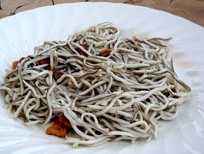 Cá trình con được bán rộng rãi toàn nước Mỹ với mức giá cao ngất ngưởng 2.000 USD/kg. Mặc dù có vẻ ngoài không đẹp mắt, chúng vẫn được coi là kim cương đắt đỏ trong toàn bộ thị trường cá. Loài cá này đang có nguy cơ tuyệt chủng ở nhiều nơi trên thế giới, đây là lý do khiến món ăn trở nên hiếm và có giá rất cao.