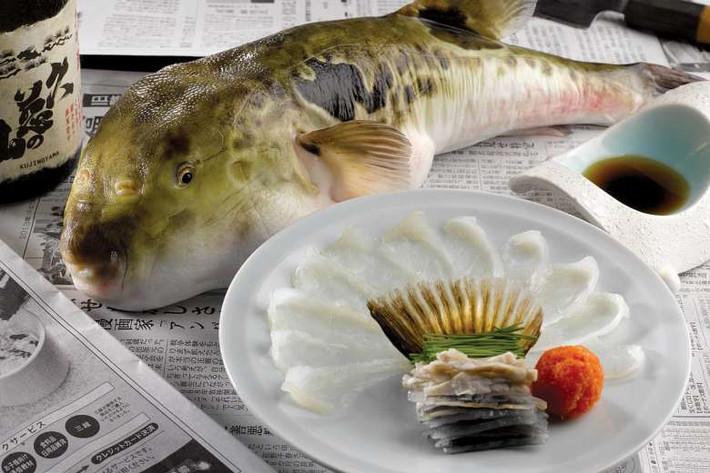 Cá nóc (hay Fugu) được biết đến là loài cá có nọc độc đủ giết chết một người trưởng thành. Để làm thành công món ăn này, các đầu bếp phải trải qua khóa đào tạo đặc biệt để học cách chế biến cá đúng cách. Món hải sản được phát minh ở Nhật Bản và được bán với mức giá cao ngất ngưởng là 280 USD. Ảnh: Straitstimes.com.