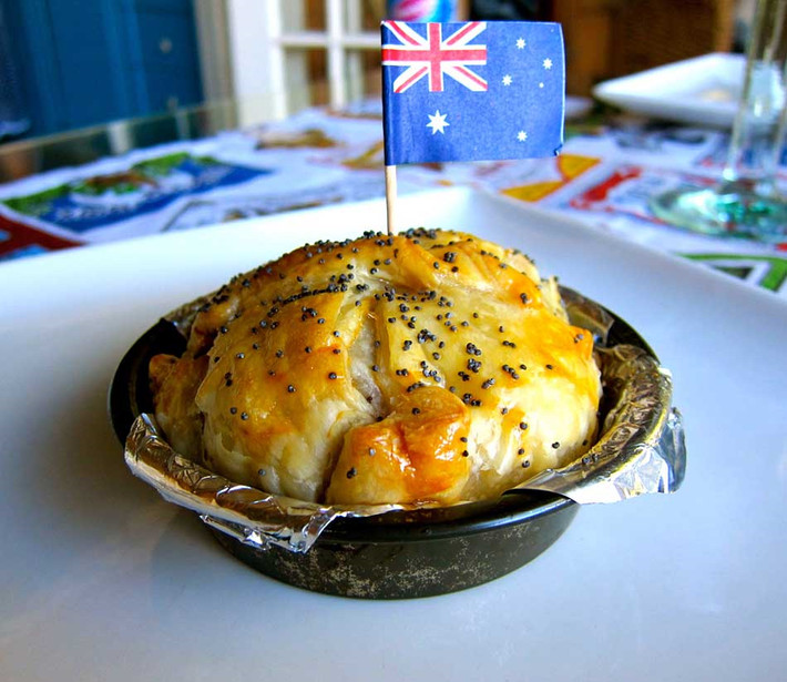 Bánh Posh ra mắt lần đầu tiên tại khách sạn The Lord Dudley bởi đầu bếp Australia với mức giá 9.484 USD. Đây được coi là miếng bánh đắt nhất thế giới bởi nó được làm từ các nguyên liệu xa xỉ không kém như nấm đen, tôm hùm và 23 karat vàng lá. Bên cạnh đó, thực khách trước khi ăn sẽ được phục vụ kèm 2 chai Grange Reserve.
