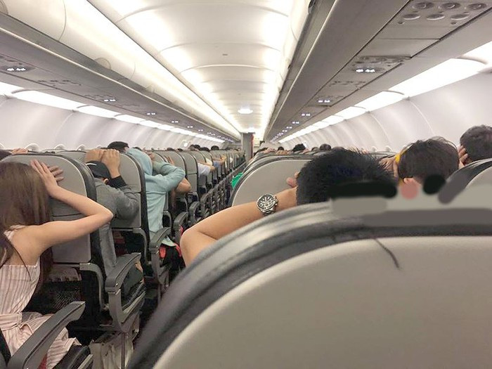 Hầu hết mọi người đứng về phía hành khách kia. Tuy nhiên, họ không hiểu rằng đó là một quy định an toàn bay. Lý do là vì trong nhà vệ sinh không hề có một thiết bị an toàn nào (như đai an toàn) để giữ cho hành khách ở yên một vị trí.