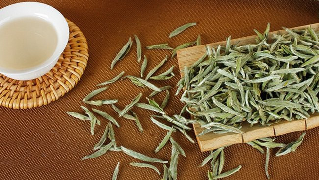 Trên những ngọn đồi ngoại ô Phúc Đỉnh là các cánh đồng trồng giống trà Dabei để làm ra loại trà bạc kim. Điều đặc biệt là các chồi chỉ được hái mỗi năm một lần vào cuối tháng 3.