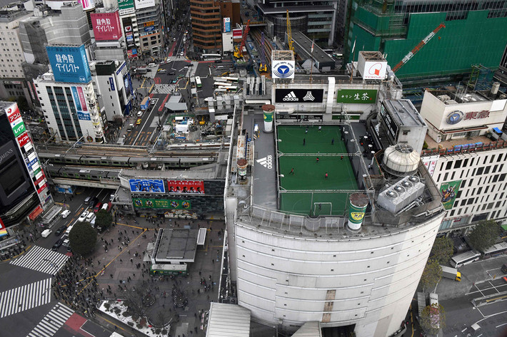 Ở một thành phố chật chội và đắt đỏ như Tokyo, sân bóng hay thậm chí là sân Golf cũng thường được đặt trên nóc nhà. Nguồn ảnh: TA.