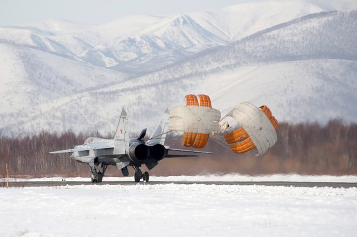 Đường băng tối thiểu mà MiG-35 cần để hạ cánh là 800 mét. Nguồn ảnh: BI.