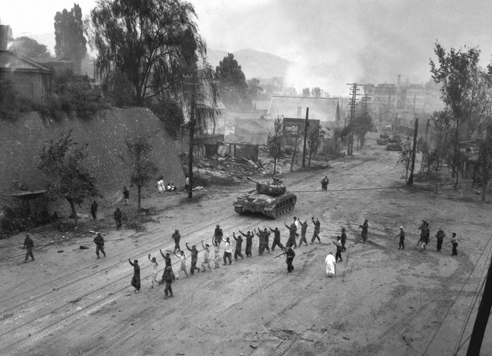 Tới ngày 15/9/1950, Quân Mỹ mới đổ bộ thành công lên Inchon. Lấy Inchon làm bàn đạp, quân đội Liên Hiệp Quốc do Mỹ dẫn đầu đã tiến vào giải phóng Seoul. Nguồn ảnh: Theatlantic.