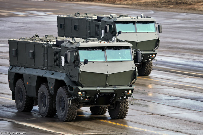 Giống với nhiều loại phương tiện thiết giáp khác mà quân đội Nga sở hữu, KamAZ Typhoon cũng nằm trong cả biên chế Vệ binh Quốc gia và an ninh Nga có thể được sử dụng vào các nhiệm vụ bảo đảm an ninh bất cứ lúc nào. Nguồn ảnh: Pinterest.