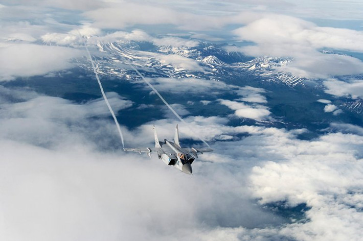 Tốc độ tối đa của MiG-31 lên tới Mach 3 và ở độ cao thấp, nó có thể bay với tốc độ tối đa Mach 1,23. Đây là tốc độ mà nhiều loại máy bay hiện đại ngày nay như Su-35, hay thậm chí là F-35, F-22 cũng chưa thể đạt được. Nguồn ảnh: BI.
