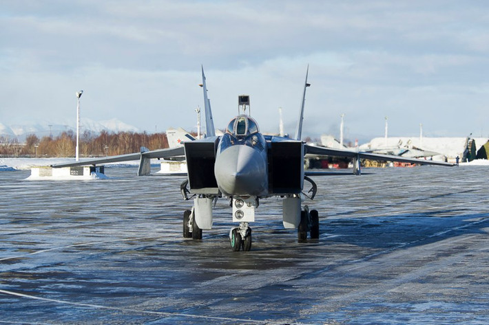 Là một tiêm kích đánh chặn siêu âm, MiG-31 không được thiết kế cho những trận không chiến tầm gần trên không mà nó được thiết kế để chặn các máy bay ném bom tầm xa của đối phương với tốc độ phản ứng nhanh và tầm bay cực cao. Nguồn ảnh: BI.