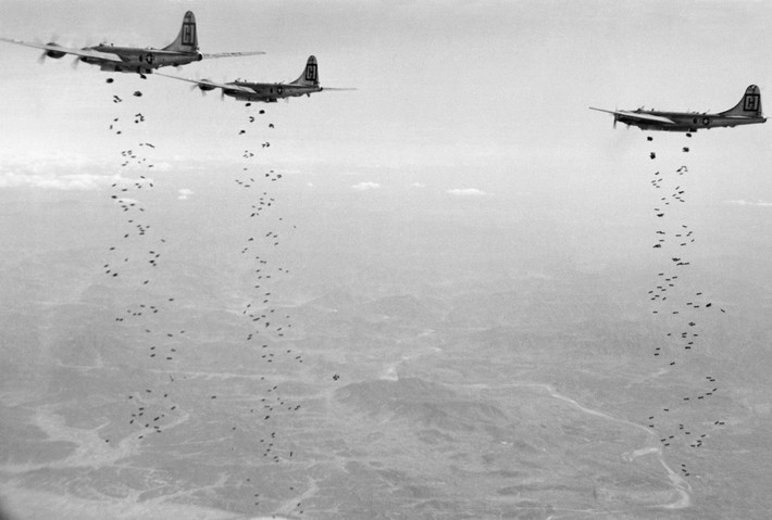 Ngày 27/7/1953, tại phòng đàm phán ở làng Bàn Môn Điếm nằm giữa biên giới Triều Tiên và Hàn Quốc, hiệp định đình chiến được ký giữa tướng Nam Il, đại diện cho quân đội Triều Tiên và chí nguyện quân Trung Quốc, với tướng Mỹ William K. Harrison Jr., đại diện cho quân Liên Hợp Quốc. Hiệp định này chấm dứt gần ba năm giao tranh đẫm máu của Chiến tranh Triều Tiên 1950-1953. Nguồn ảnh: Theatlantic.
