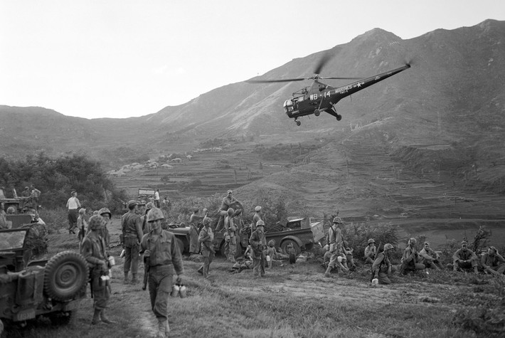 Tháng 10/1950, Trung Quốc tuyên bố tham chiến và huy động một lực lượng lớn Chí Nguyện Quân sẵn sàng tiến vào Triều Tiên bất cứ lúc nào với hy vọng đẩy được Mỹ và quân Hàn Quốc về lại vĩ tuyến 38.Nguồn ảnh: Theatlantic.